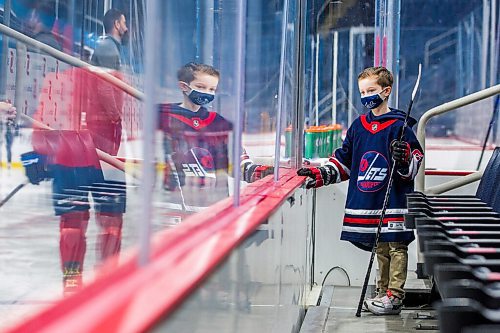 MIKAELA MACKENZIE / WINNIPEG FREE PRESS

Six-year-old fan Ryden Everett watches Jets practice at the Canada Life Centre in Winnipeg on Friday, Jan. 28, 2022.  For Mike McIntyre story.
Winnipeg Free Press 2022.