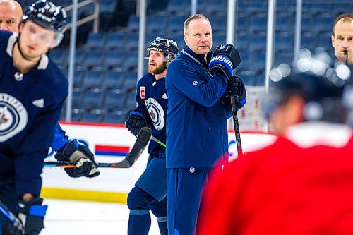 MIKAELA MACKENZIE / WINNIPEG FREE PRESS

Coach Dave Lowry at Jets practice at the Canada Life Centre in Winnipeg on Friday, Jan. 28, 2022.  For Mike McIntyre story.
Winnipeg Free Press 2022.