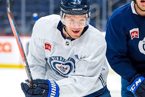 MIKAELA MACKENZIE / WINNIPEG FREE PRESS

Paul Stastny at Jets practice at the Canada Life Centre in Winnipeg on Friday, Jan. 28, 2022.  For Mike McIntyre story.
Winnipeg Free Press 2022.