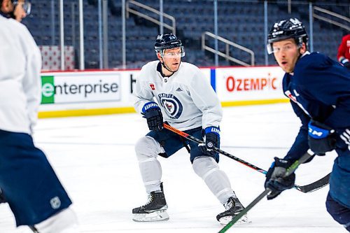 MIKAELA MACKENZIE / WINNIPEG FREE PRESS

Paul Stastny at Jets practice at the Canada Life Centre in Winnipeg on Friday, Jan. 28, 2022.  For Mike McIntyre story.
Winnipeg Free Press 2022.