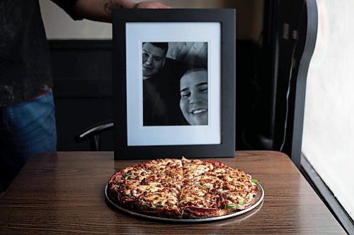 JESSICA LEE / WINNIPEG FREE PRESS

A Shane Special pizza is photographed on January 28, 2022 with a photo of Shane, who is the brother of co-owner of Thompson-Style Pizza Jack Colombe. Shane took his life over three years ago.

Reporter: Dave




