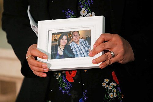 JOHN WOODS / WINNIPEG FREE PRESS
Melissa Carter holds a family photo as she speaks about her elderly father at a press conference at the Manitoba Legislature, Monday, January 31, 2022. Mr. Apalit was transferred from Concordia Hospital to Minnedosa.

Re: Danielle