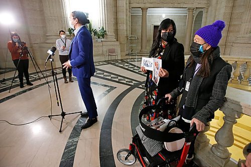 JOHN WOODS / WINNIPEG FREE PRESS
NDP leader Wab Kinew speaks about a transferred patient as Melissa Carter speaks to her mother Florinda Apalit about her elderly father at a press conference at the Manitoba Legislature, Monday, January 31, 2022. Mr. Apalit was transferred from Concordia Hospital to Minnedosa.

Re: Danielle