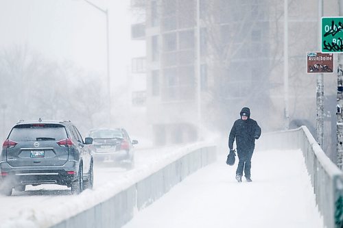 MIKAELA MACKENZIE / WINNIPEG FREE PRESS

Folks battle the blowing snow on the Osborne Street Bridge in Winnipeg on Tuesday, Feb. 1, 2022.  Standup.
Winnipeg Free Press 2022.