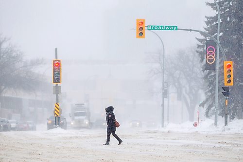 MIKAELA MACKENZIE / WINNIPEG FREE PRESS

Folks battle the blowing snow on Broadway at Osborne Street in Winnipeg on Tuesday, Feb. 1, 2022.  Standup.
Winnipeg Free Press 2022.