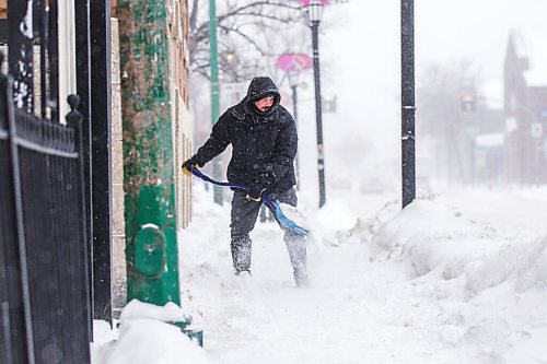 MIKAELA MACKENZIE / WINNIPEG FREE PRESS

Justin Ho shovels through blowing snow on Broadway in Winnipeg on Tuesday, Feb. 1, 2022.  Standup.
Winnipeg Free Press 2022.