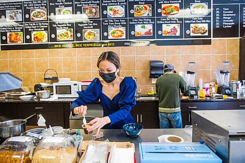 MIKAELA MACKENZIE / WINNIPEG FREE PRESS

Owners Hang Pham (front) and Ho Le prepare orders at the newly opened Banh Mi Mr. Lee in Winnipeg on Tuesday, Feb. 1, 2022. For Ben Waldman story.
Winnipeg Free Press 2022.