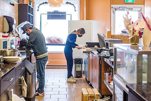 MIKAELA MACKENZIE / WINNIPEG FREE PRESS

Owners Ho Le (left) and Hang Pham prepare orders at the newly opened Banh Mi Mr. Lee in Winnipeg on Tuesday, Feb. 1, 2022. For Ben Waldman story.
Winnipeg Free Press 2022.