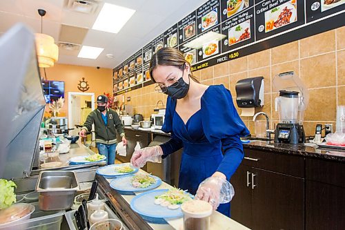 MIKAELA MACKENZIE / WINNIPEG FREE PRESS

Owners Hang Pham (front) and Ho Le prepare orders at the newly opened Banh Mi Mr. Lee in Winnipeg on Tuesday, Feb. 1, 2022. For Ben Waldman story.
Winnipeg Free Press 2022.