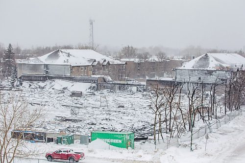 MIKAELA MACKENZIE / WINNIPEG FREE PRESS

The scene of the fire, which burned down a condo complex under construction and singed nearby buildings, on Kimberly Avenue in Winnipeg on Tuesday, Feb. 1, 2022. For --- story.
Winnipeg Free Press 2022.