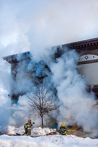 MIKAELA MACKENZIE / WINNIPEG FREE PRESS

Firefighters battle a fire at Portage Avenue and Langside Street in Winnipeg on Wednesday, Feb. 2, 2022. Standup.
Winnipeg Free Press 2022.