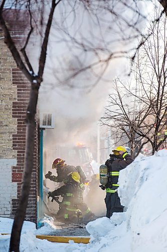 MIKAELA MACKENZIE / WINNIPEG FREE PRESS

Firefighters battle a fire at Portage Avenue and Langside Street in Winnipeg on Wednesday, Feb. 2, 2022. Standup.
Winnipeg Free Press 2022.