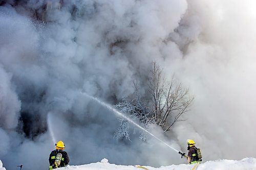 MIKAELA MACKENZIE / WINNIPEG FREE PRESS

Firefighters battle a fire at Portage Avenue and Langside Street in Winnipeg on Wednesday, Feb. 2, 2022. Standup.
Winnipeg Free Press 2022.