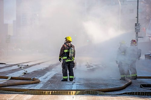 MIKAELA MACKENZIE / WINNIPEG FREE PRESS

Firefighters battle a fire at Portage Avenue and Langside Street in Winnipeg on Wednesday, Feb. 2, 2022. Standup.
Winnipeg Free Press 2022.