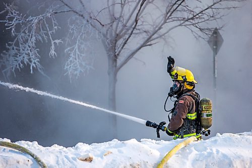 MIKAELA MACKENZIE / WINNIPEG FREE PRESS

Firefighters battle a fire at Portage Avenue and Langside Street in Winnipeg on Wednesday, Feb. 2, 2022. Standup.
Winnipeg Free Press 2022.