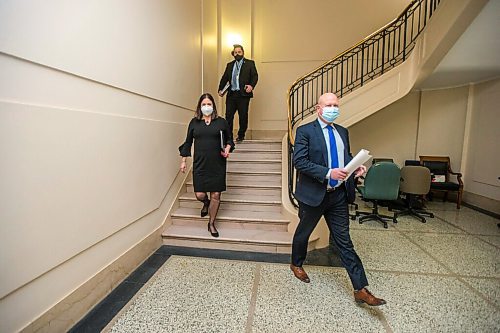 MIKAELA MACKENZIE / WINNIPEG FREE PRESS

Premier Heather Stefanson (left) and chief provincial public health officer Dr. Brent Roussin give a public health order update at the Manitoba Legislative Building in Winnipeg on Wednesday, Feb. 2, 2022. Standup.
Winnipeg Free Press 2022.