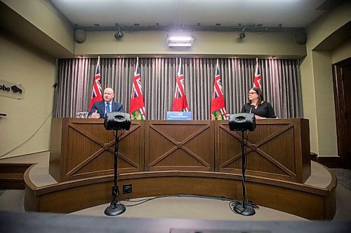 MIKAELA MACKENZIE / WINNIPEG FREE PRESS

Chief provincial public health officer Dr. Brent Roussin (left) and premier Heather Stefanson give a public health order update at the Manitoba Legislative Building in Winnipeg on Wednesday, Feb. 2, 2022. Standup.
Winnipeg Free Press 2022.