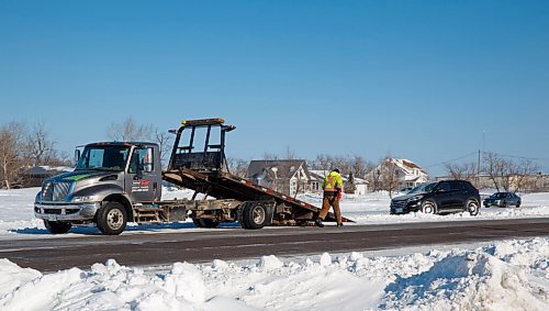 MIKE DEAL / WINNIPEG FREE PRESS
A car is pulled out of the ditch on the Trans-Canada Highway Wednesday afternoon.
220202 - Wednesday, February 02, 2022.