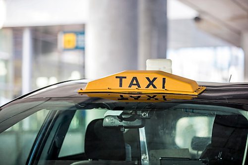 MIKAELA MACKENZIE / WINNIPEG FREE PRESS

A taxi waits at the airport in Winnipeg on Wednesday, Feb. 2, 2022. For Joyanne story.
Winnipeg Free Press 2022.