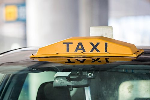 MIKAELA MACKENZIE / WINNIPEG FREE PRESS

A taxi waits at the airport in Winnipeg on Wednesday, Feb. 2, 2022. For Joyanne story.
Winnipeg Free Press 2022.