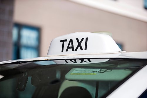 MIKAELA MACKENZIE / WINNIPEG FREE PRESS

A taxi waits at a hotel in Winnipeg on Wednesday, Feb. 2, 2022. For Joyanne story.
Winnipeg Free Press 2022.