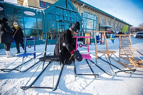 MIKAELA MACKENZIE / WINNIPEG FREE PRESS
Anders Swanson of Trails Winnipeg sets up kick sleds at The Forks in Winnipeg on Thursday, Feb. 3, 2022. For Eva Wasney story.
Winnipeg Free Press 2022.