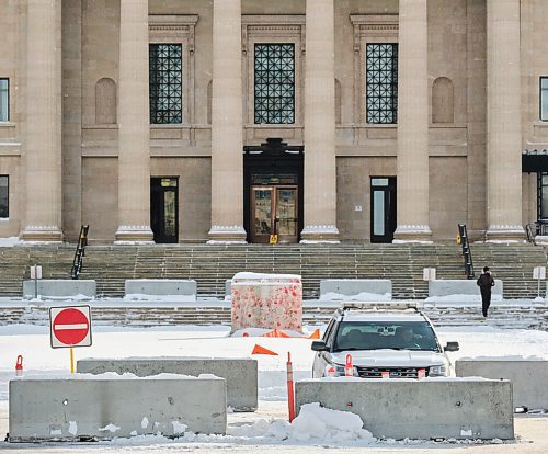 MIKE DEAL / WINNIPEG FREE PRESS
Concrete barriers at the Broadway Avenue entrance to the Manitoba Legislative building.
220203 - Thursday, February 03, 2022.
