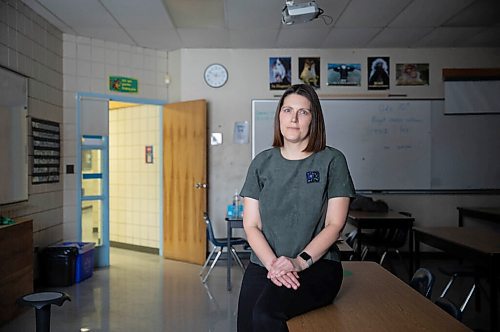 JESSICA LEE / WINNIPEG FREE PRESS

College Jeanne Sauve teacher-librarian Véronique Reynolds is photographed on February 3, 2022.

Reporter: Maggie



