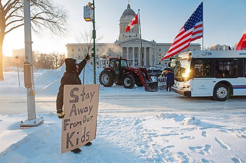 MIKE DEAL / WINNIPEG FREE PRESS
Protesters block the entrance to the Manitoba Legislative building on Broadway Avenue and have parked their trucks along Memorial early Friday morning.
220204 - Friday, February 04, 2022.