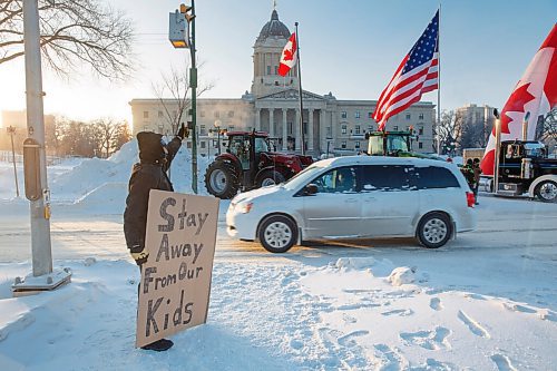 MIKE DEAL / WINNIPEG FREE PRESS
Protesters block the entrance to the Manitoba Legislative building on Broadway Avenue and have parked their trucks along Memorial early Friday morning.
220204 - Friday, February 04, 2022.