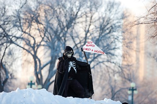 MIKAELA MACKENZIE / WINNIPEG FREE PRESS

Counter-protesters show up at a rally against vaccine mandates and in support of truckers outside of the Manitoba Legislative Building in Winnipeg on Friday, Feb. 4, 2022. For Carol/Danielle story.
Winnipeg Free Press 2022.