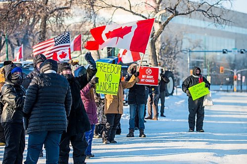 MIKAELA MACKENZIE / WINNIPEG FREE PRESS

Folks rally against vaccine mandates and in support of truckers outside of the Manitoba Legislative Building in Winnipeg on Friday, Feb. 4, 2022. For Carol/Danielle story.
Winnipeg Free Press 2022.