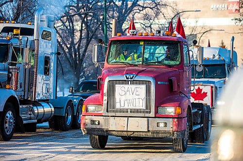 MIKAELA MACKENZIE / WINNIPEG FREE PRESS

Folks rally against vaccine mandates and in support of truckers outside of the Manitoba Legislative Building in Winnipeg on Friday, Feb. 4, 2022. For Carol/Danielle story.
Winnipeg Free Press 2022.