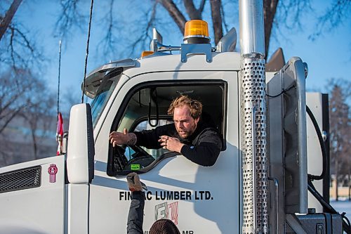 MIKAELA MACKENZIE / WINNIPEG FREE PRESS

Trucker Adam Harris participates in a rally against vaccine mandates outside of the Manitoba Legislative Building in Winnipeg on Friday, Feb. 4, 2022. For Carol/Danielle story.
Winnipeg Free Press 2022.