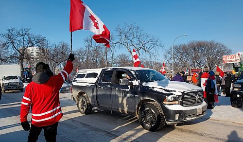 MIKE DEAL / WINNIPEG FREE PRESS
Protesters block the entrance to the Manitoba Legislative building on Broadway Avenue and have parked their trucks along Memorial early Friday morning.
220204 - Friday, February 04, 2022.