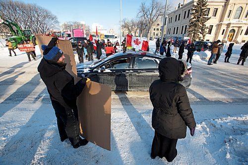 MIKE DEAL / WINNIPEG FREE PRESS
Protesters block the entrance to the Manitoba Legislative building on Broadway Avenue and have parked their trucks along Memorial early Friday morning.
220204 - Friday, February 04, 2022.