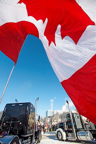 MIKE DEAL / WINNIPEG FREE PRESS
Protesters block the entrance to the Manitoba Legislative building on Broadway Avenue and have parked their trucks along Memorial early Friday morning.
220204 - Friday, February 04, 2022.