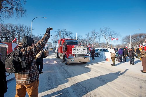 MIKE DEAL / WINNIPEG FREE PRESS
Protesters block the entrance to the Manitoba Legislative building on Broadway Avenue and have parked their trucks along Memorial early Friday morning.
220204 - Friday, February 04, 2022.