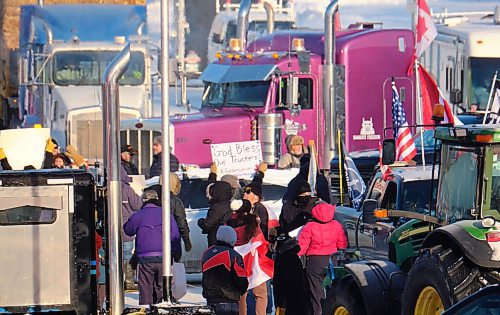 MIKE DEAL / WINNIPEG FREE PRESS
Protesters block the entrance to the Manitoba Legislative building on Broadway Avenue and have parked their trucks along Memorial early Friday morning.
220204 - Friday, February 04, 2022.