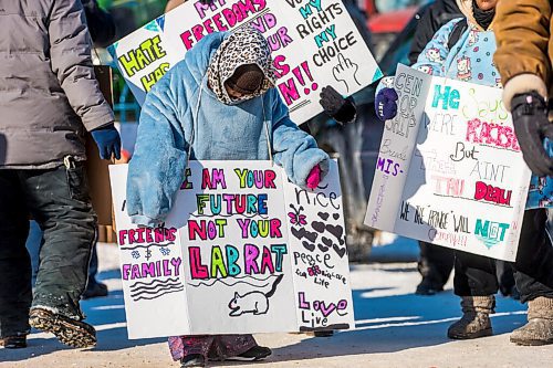 MIKAELA MACKENZIE / WINNIPEG FREE PRESS

Folks rally against vaccine mandates and in support of truckers outside of the Manitoba Legislative Building in Winnipeg on Friday, Feb. 4, 2022. For Carol/Danielle story.
Winnipeg Free Press 2022.