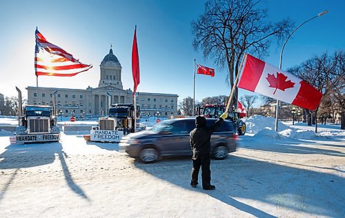 MIKE DEAL / WINNIPEG FREE PRESS
Protesters continue to block the entrance to the Manitoba Legislative building on Broadway early Monday morning. The mandate protesters, who have been set up along Memorial Boulevard since Friday morning, now have access to portable toilets and are using fire pits to keep warm.
220207 - Monday, February 07, 2022.