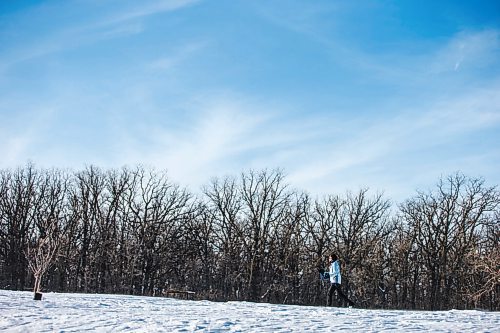 MIKAELA MACKENZIE / WINNIPEG FREE PRESS

Sandi Nichol, who cross-country skis two to three times a week, enjoys the warm weather at Beaudry Provincial Park just outside of Winnipeg on Monday, Feb. 7, 2022. Entry to provincial parks is free all of February. Standup.
Winnipeg Free Press 2022.