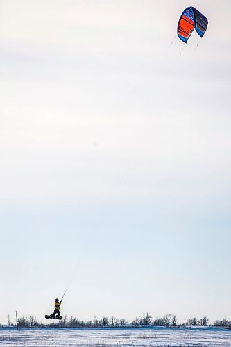 MIKAELA MACKENZIE / WINNIPEG FREE PRESS

Carlo Abubo enjoys the warm, windy weather while kiteboarding at Beaudry Provincial Park just outside of Winnipeg on Monday, Feb. 7, 2022. Entry to provincial parks is free all of February. Standup.
Winnipeg Free Press 2022.