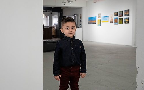 JESSICA LEE / WINNIPEG FREE PRESS

Adham Safi, 2, is photographed at Cre8ery Gallery attending his father artist Tameem Safis show Through and Through on February 8, 2022.

Reporter: Ben