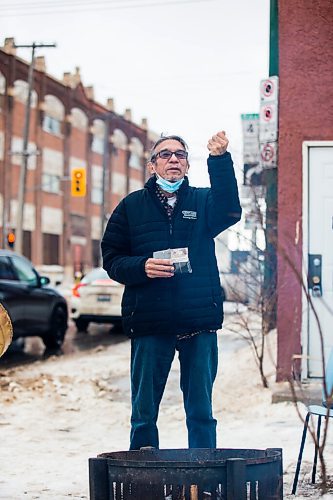 MIKAELA MACKENZIE / WINNIPEG FREE PRESS

George Spence raises tobacco to the warming fire at Sunshine House in Winnipeg on Tuesday, Feb. 8, 2022. For Eva Wasney story.
Winnipeg Free Press 2022.