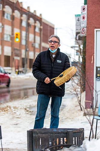 MIKAELA MACKENZIE / WINNIPEG FREE PRESS

George Spence sings an honour song at the warming fire at Sunshine House in Winnipeg on Tuesday, Feb. 8, 2022. For Eva Wasney story.
Winnipeg Free Press 2022.