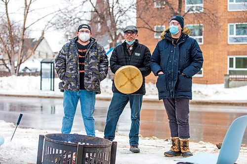 MIKAELA MACKENZIE / WINNIPEG FREE PRESS

Davey Cole (left), George Spence, and Levi Foy pose for a portrait by a warming fire at Sunshine House in Winnipeg on Tuesday, Feb. 8, 2022. For Eva Wasney story.
Winnipeg Free Press 2022.