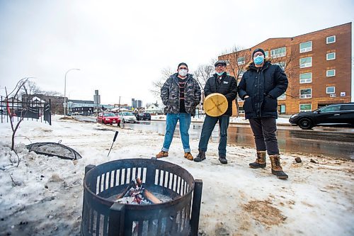 MIKAELA MACKENZIE / WINNIPEG FREE PRESS

Davey Cole (left), George Spence, and Levi Foy pose for a portrait by a warming fire at Sunshine House in Winnipeg on Tuesday, Feb. 8, 2022. For Eva Wasney story.
Winnipeg Free Press 2022.