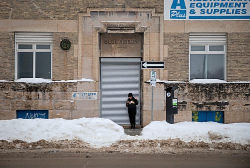 JESSICA LEE / WINNIPEG FREE PRESS

Gurnoor Thind, who recently moved from Toronto to Winnipeg, takes a selfie to show friends the amount of snow in her new home on February 8, 2022 in the Exchange District.






