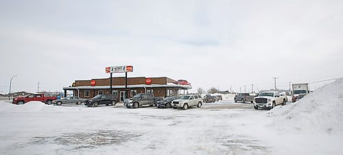 MIKE DEAL / WINNIPEG FREE PRESS
A full parking lot at Twisters in Winkler, MB, where the owners have decided not to enforce any pandemic mandates.
See Malak Abas story
220209 - Wednesday, February 09, 2022.